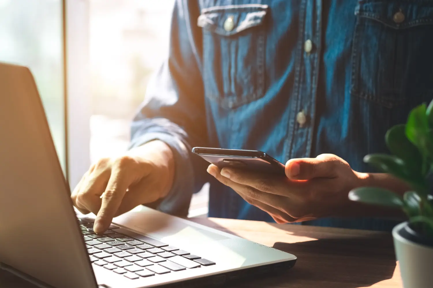 Arbeiten Sie mit dem Mobiltelefon, tippen Sie einen Computer, mobil chatten Sie mit einem Laptop, kontaktieren Sie uns am Arbeitsplatz, planen Sie Ideen, suchen Sie nach Investoren im Internet und verbinden Sie Ideen mit Menschen. Weniger anzeigen